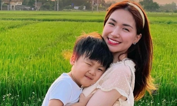 Hòa Minzy kể chuyện con 'nhạy cảm' với người lạ, nhưng đọc câu sau ai nấy đều khen: Bà mẹ điểm 10!
