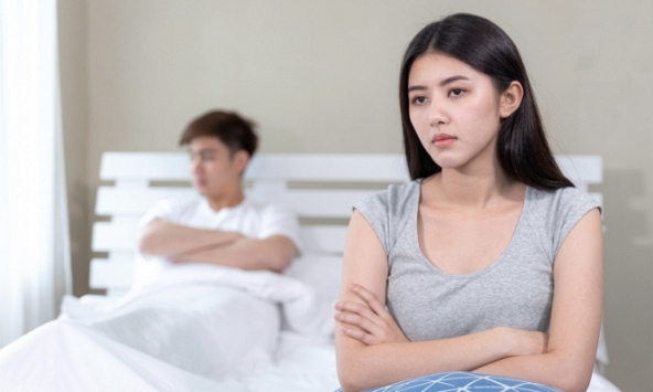 Vừa bước vào nhà, mẹ tôi đã chê bai khiến tôi ngượng cháy mặt còn chồng thì giả vờ không biết