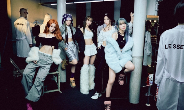 'Em gái BTS' lại gặp kiếp nạn: Hết tranh cãi outfit, E.P mới bị trang phê bình âm nhạc chỉ trích “bắt chước, tham khảo trắng trợn”