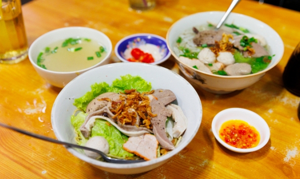 Nhờ hiệu ứng của Mai, quán mì gia truyền mở xuyên đêm nay trở nên đông nghịt, bán luôn tay không ngừng