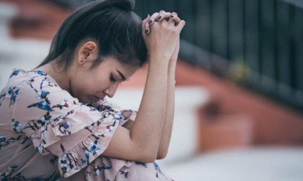 Thấy tôi khóc trong phòng ngủ, chồng lo lắng sợ hãi tới trắng bệch cả mặt