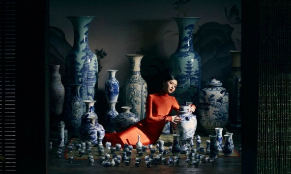 Bích Phương ngồi một mình giữa rất nhiều chiếc bình, công bố giờ ra MV y hệt Sơn Tùng!