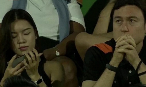 Đặng Văn Lâm vừa tính tứ với Yến Xuân tại Gala QBV, giờ lại trầm tư trên khán đài, có chuyện gì đây?