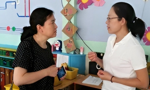 Bà mẹ Hà Nội bức xúc chuyện thu học phí sau Tết, phụ huynh bình luận 1 câu nhận bão like: Lương bạn nhận đủ chứ?