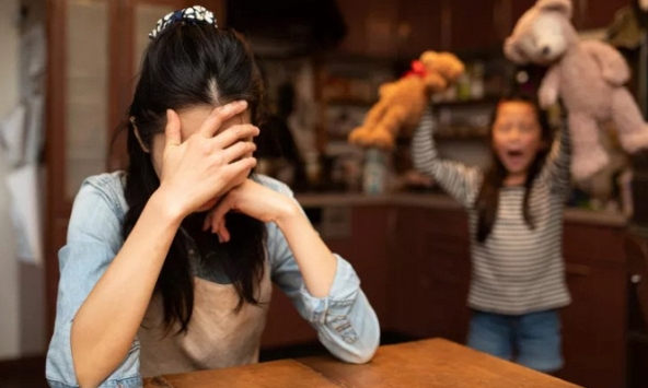 Được thuê trông 2 em bé tới 11h tối, bảo mẫu trẻ tuổi trải qua một đêm kinh hoàng, vừa rạng sáng đã phải gọi báo cảnh sát gấp