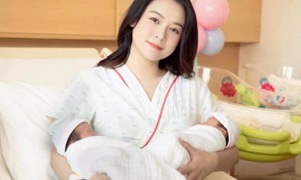 HOT: Sam sinh đôi 1 trai 1 gái, nhan sắc mẹ bỉm sau vượt cạn khiến dân tình trầm trồ