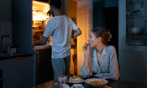 Khách tới chơi dự định ở lại ăn tối nhưng vừa nhìn phòng bếp của vợ tôi đã suýt 'chạy mất dép'