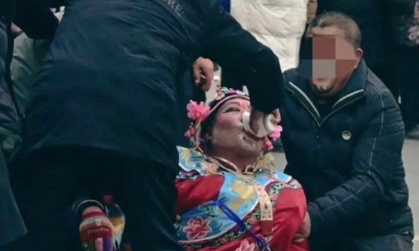 Sao nam qua đời giữa lúc diễn vì bị hàng chục khán giả ép rượu