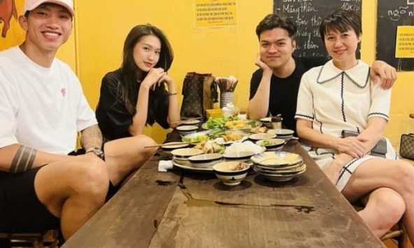 Hot lại ảnh Đoàn Văn Hậu và Doãn Hải My hẹn hò, có cả mẹ vợ trẻ đẹp 'tháp tùng', nhan sắc qua cam thường khác ảnh tự đăng