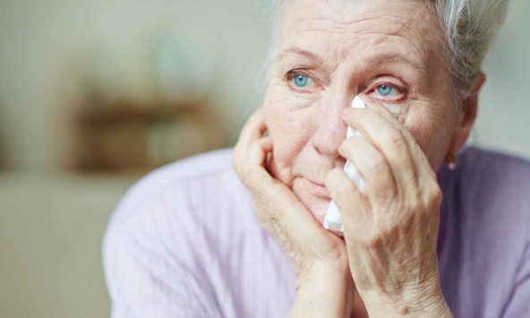 Người mẹ già 'cầu xin' con gái đừng sinh đứa con thứ 3, nói lý do khiến dân mạng nhiệt liệt tán thành, chỉ trích cô con gái vô cảm