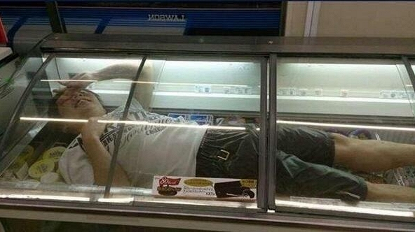 Những 'kẻ khủng bố bán thời gian': Xu hướng lan truyền gây nhức nhối ở Nhật Bản, cố tình ngoáy mũi bôi lên đồ ăn để 'câu view' bất chấp