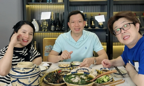 Bức ảnh tưởng không bao giờ có: Vợ chồng Bà Nhân Vlog ngồi với bác sĩ Thịnh, tiết lộ từng bán nhẫn kim cương 'gánh' drama thụ tinh nhân tạo