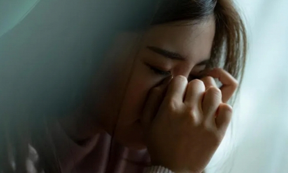 Bị bố chồng mắng, chị dâu chỉ biết ôm mặt khóc rồi lặng lẽ gói ghém đồ đạc bỏ đi