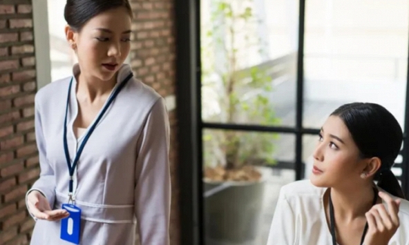 Bị đồng nghiệp chơi xấu ngay phút chót, tôi vẫn phải tươi cười tuy trong lòng cay cú muốn trả đũa