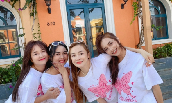 Bỏ qua hàng loạt sóng gió liên quan tới Nam Em, Nhã Phương tìm bình yên bên gia đình 