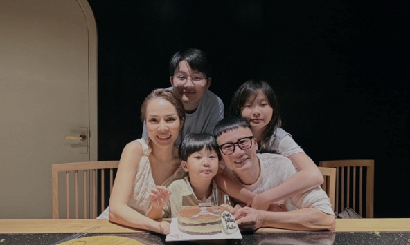 Con trai Hoàng Bách đạt thành tích 10 người thì 9 người mơ, nhưng netizen lại 'nộp CV' xin làm con dâu vì lý do khác