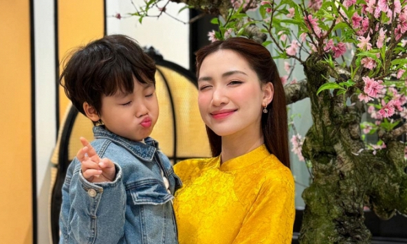 Được loạt cầu thủ nổi tiếng lì xì, con trai có 1 hành động khiến Hòa Minzy phải lật đật giải thích: 'Con không chê chú Toàn'