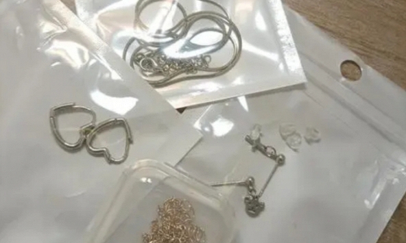 Mua 3 đôi bông tai 30K nhưng không vừa ý, khách nhận tiền hoàn mà không trả hàng khiến chủ shop bức xúc phóng xe ngàn kilomet đâm đơn kiện