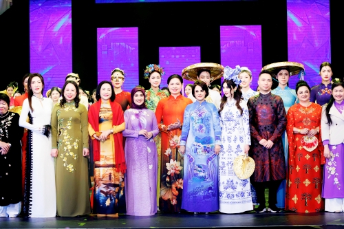 NTK Đỗ Trịnh Hoài Nam chỉ đạo nghệ thuật tại chương trình “Hương sắc áo dài Việt”