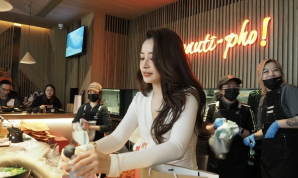 Chi Pu rạng rỡ trong ngày khai trương quán phở thứ 2, các fan ở Trung Quốc rần rần tới ủng hộ