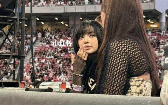 Lisa đang có mặt ở concert Taylor Swift tại Singapore, fan đi 'TET' hôm nay có 'cheap moment' quá xịn!