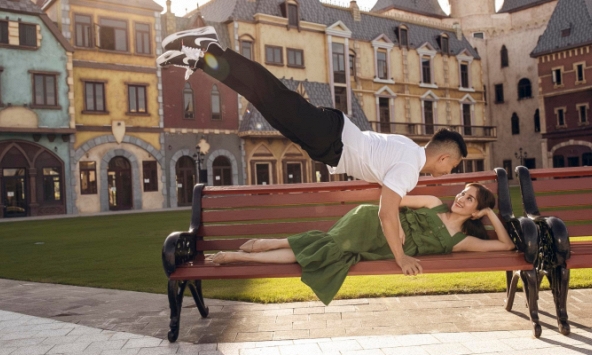 Phan Hiển tung bộ ảnh tình tứ kỷ niệm 16 năm bên nhau với 'chị vợ' Khánh Thi, dân mạng hoang mang vì tấm ảnh như đang bay 