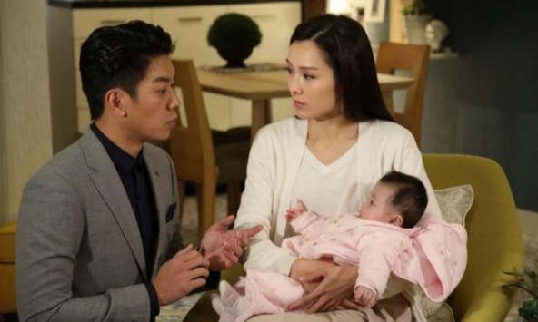 Nửa đêm, giật mình không thấy chồng con đâu, tôi chạy ra phòng khách thì ứa nước mắt với cảnh trước mặt