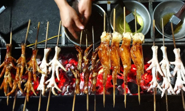 Quán chân gà nổi tiếng Hà Nội bị khách tố 'lươn khươn' tiền ship, dân mạng tranh cãi: 'Chỉ khổ shipper, 5 nghìn có đáng mấy mà phải bóc phốt?'