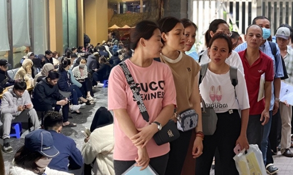 Loạt ảnh phụ huynh thức trắng đêm xếp hàng, giành giật mua hồ sơ đầu cấp cho con bị đào lại: Năm nay sẽ không còn xảy ra!