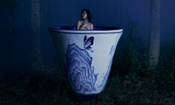 Bích Phương 'gây lú' với hình ảnh siêu gợi cảm trước giờ G: Ngồi tắm trong chén rượu khổng lồ giữa rừng?