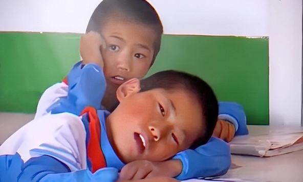 Đang ngủ gật thì giáo viên bước vào lớp, cậu bé tiểu học vội... tát bạn để 'báo động': Xem qua điện thoại mà còn thấy rát má!