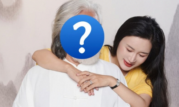 No.1 Hot search Weibo: Đạo diễn kỳ cựu Hoa ngữ chuẩn bị lên chức cha ở tuổi 72 cùng vợ trẻ kém 31 tuổi
