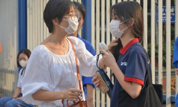 Phí giữ chỗ vào lớp 10 là gì mà khiến phụ huynh Hà Nội bức xúc suốt mấy ngày nay?