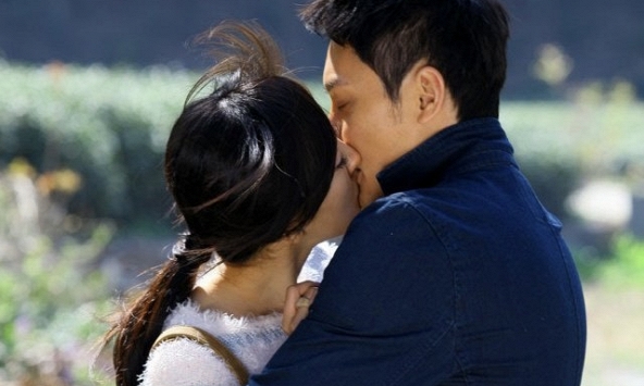 Sao nam cứ đóng phim với ai là xin thêm cảnh hôn người đó, lúc diễn cùng vợ lại 'không dám' vì 1 lý do