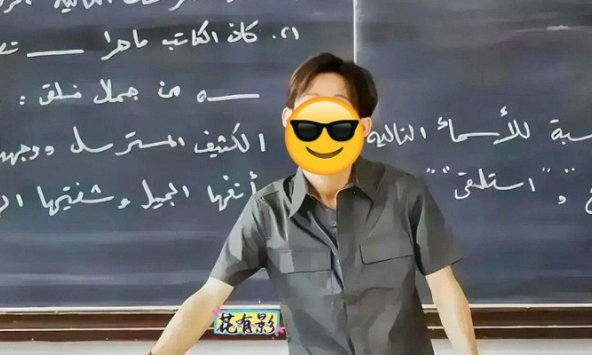 Bức ảnh đứng trên bục giảng của nam MC nổi tiếng gây bão: Đã đẹp trai lại còn học ngôn ngữ khó top đầu thế giới, quá là thông minh!