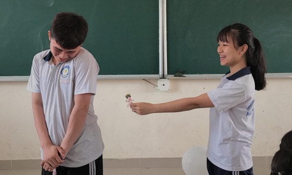 Cập nhật tình hình 8/3 của học sinh cả nước: Thường ngày hơn thua từng tí một nhưng hôm nay các chị em là nhất!