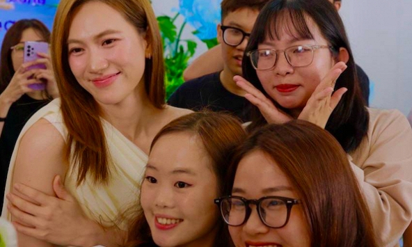 Mời Phương Anh Đào (Mai) của Trấn Thành đến công ty tám chuyện và chụp ảnh đúng 8/3, hội nhân viên nữ: Sốc nhẹ, nhưng ưng nha!