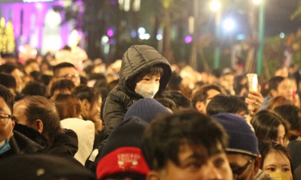 Hà Nội ngay lúc này: Đông nghẹt người chen nhau xem trình diễn ánh sáng tại Hồ Tây, tất cả các bãi xe hết chỗ