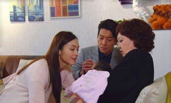 Gọi tôi về nhà ngoại ở cữ, vừa tròn tháng, mẹ đã nói một câu khiến vợ chồng tôi lục đục cãi nhau