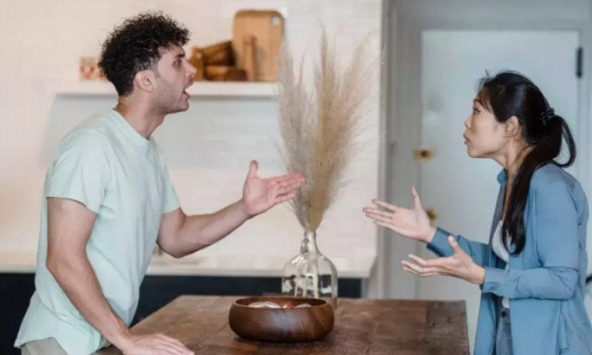 Nhìn bát cháo cháy khét đặt trước mặt, tôi lập tức gọi điện cho bố đến đón về, bất chấp lời xin lỗi của chồng