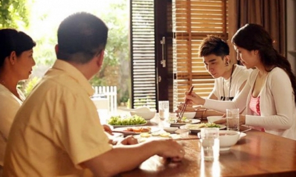 Trong bữa cơm, tôi góp ý một câu ngờ đâu bị đuổi cút khỏi nhà vì tội 'con dâu dạy đời bố chồng'