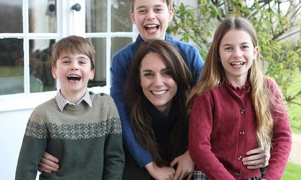 Nóng: Cung điện tung ảnh mới nhất của Vương phi Kate gần 2 tháng sau phẫu thuật, mẹ 3 con tươi cười rạng rỡ đập tan mọi tin đồn