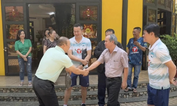 Ông Park Hang-seo nghẹn ngào 'tôi nhớ cậu rất nhiều' khi đến viếng cố HLV Dương Minh Ninh, gặp bầu Đức ở HAGL bàn chuyện lớn