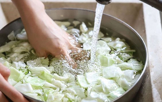 3 sai lầm khi rửa rau củ khiến càng rửa càng bẩn, thậm chí chất dinh dưỡng “tan biến” hết