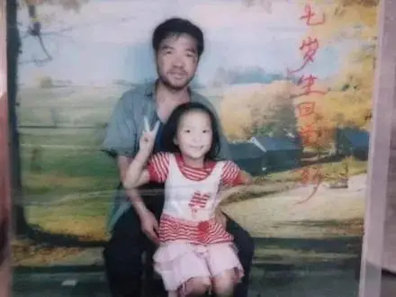 Cô gái đăng ảnh của cha lên MXH, không ngờ vài ngày sau netizen tràn vào 'bão bình luận': Không muốn tin là sự thật!