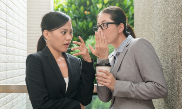 Đồng nghiệp ton hót nịnh nọt sếp, thấy ngứa mắt, tôi gửi cho sếp một đoạn ghi âm và chị ta bị đuổi khỏi công ty