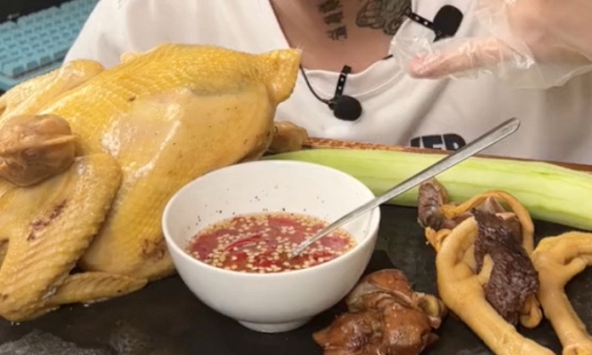 Dân mạng tranh cãi ầm ĩ khi thấy có người ăn thịt gà luộc chấm nước mắm, liệu đây có phải cách kết hợp lạ lùng?