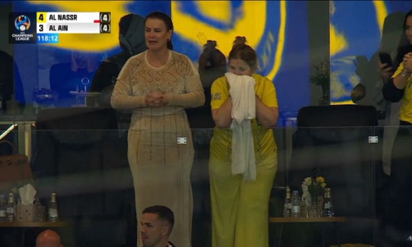 Mẹ Ronaldo bật khóc nức nở trên khán đài trong ngày con trai bị loại cay đắng tại cúp C1
