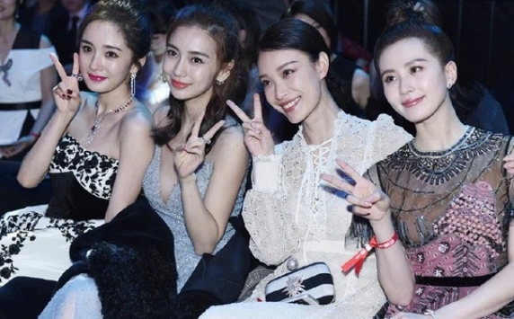 Rầm rộ bằng chứng Angelababy bị hội chị em tiểu hoa đán 85 nghỉ chơi, Dương Mịch tỏ rõ thái độ xa cách