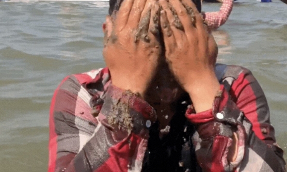 Hàng trăm người kéo nhau ra cồn cát giữa sông tắm gội 'xả xui': Chuyện về con sông ngắn nhất Việt Nam và 'ồn ào' nhất xứ Cửu Long